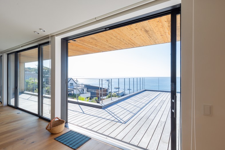 KURUWA OCEAN VIEW｜リビングからの眺望抜群の広々オーシャンビューテラス