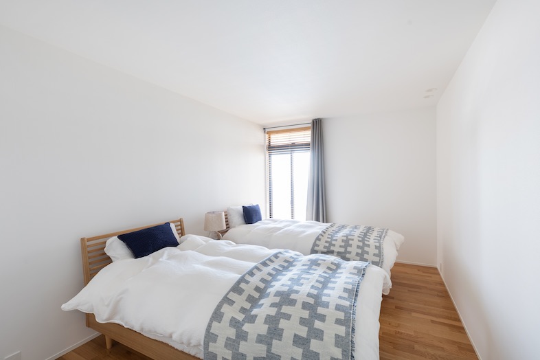 KURUWA OCEAN VIEW｜ベッドを2つ完備した寝室