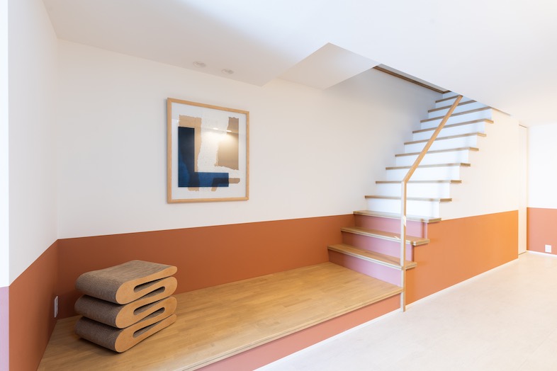 KURUWA OCEAN VIEW｜デザイン性に優れた階段スペースは、スチールやムービー撮影でのハウスシーンに最適