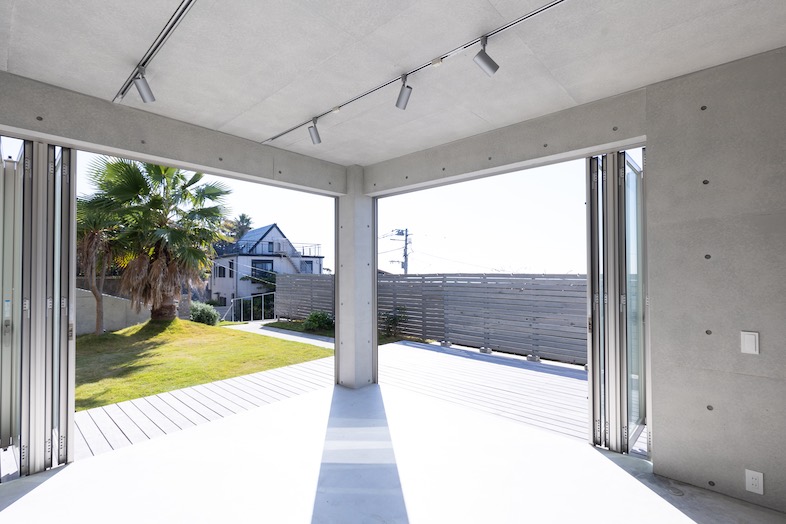 KURUWA OCEAN VIEW｜アウトドアキッチンからは庭抜けの撮影が可能です