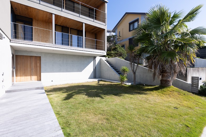 KURUWA OCEAN VIEW｜一軒家と芝生を広く使った、CM撮影やアウトドアカットの撮影にも相性抜群