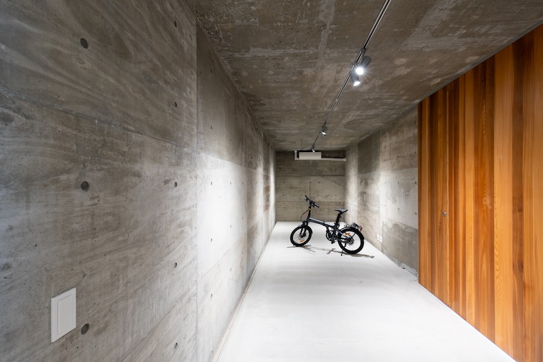 KURUWA OCEAN VIEW｜無骨なコンクリート空間が魅力の地下倉庫は、自転車やアウトドア用品の撮影にぴったりのロケーション