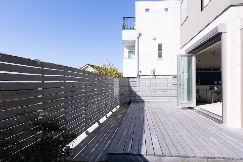 KURUWA OCEAN VIEW｜ウッドデッキからキッチンまで一連で動きのある撮影が可能