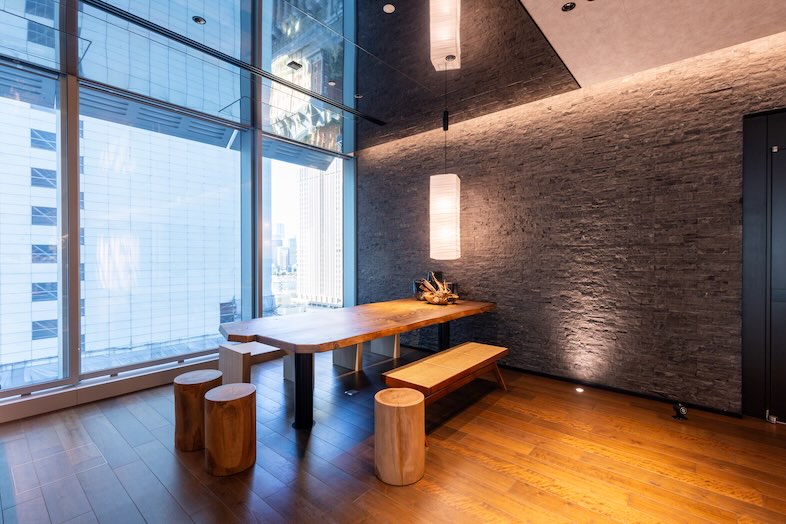 The Executive Centre　JPタワー｜自然光×和紙ランプで多彩な表情をつくる、ウッドテーブルエリア