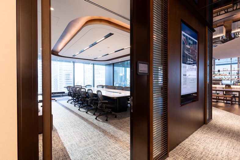The Executive Centre　JPタワー｜会議室入口は高さがあり重厚感のある扉が設置