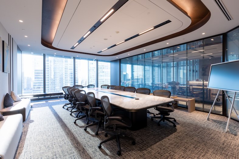 The Executive Centre　JPタワー｜高層ビル群を背景に、対談・インタビュー・夜景カットまで成立するラグジュアリーオフィス