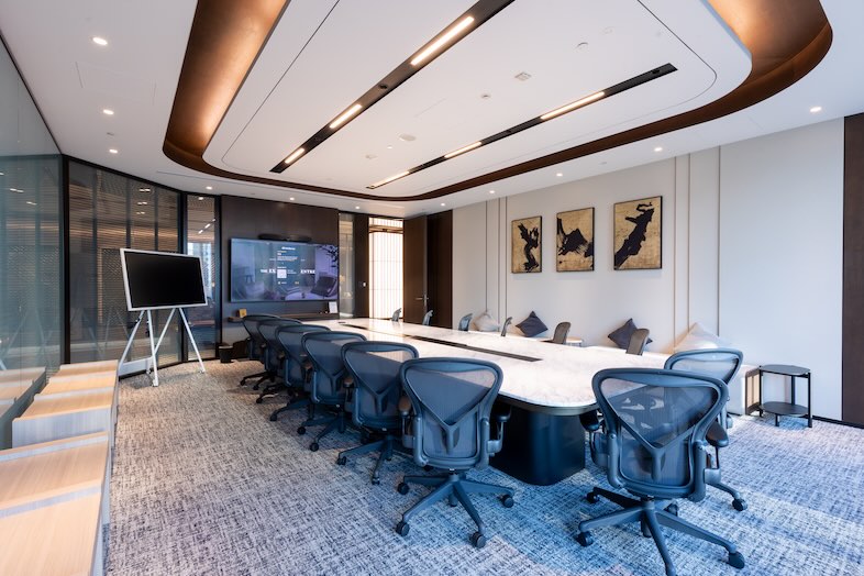 The Executive Centre　JPタワー｜ロングデスクにオフィスチェアが並び壁面にソファーブースもある広々とした空間