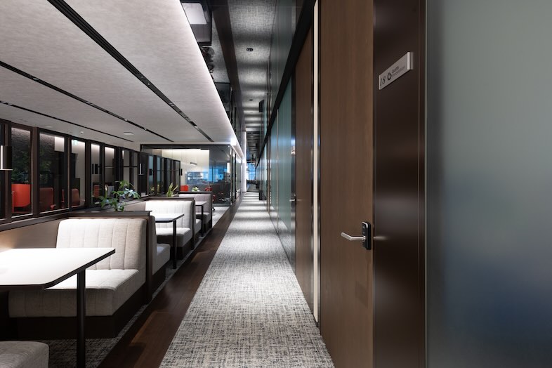 The Executive Centre　JPタワー｜外資系企業や大企業本社を想定した社内移動シーンの撮影に