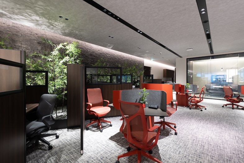 The Executive Centre　JPタワー｜フレキシブルにカスタマイズできるデスクが採用されており高さ調整も可能