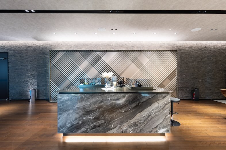 The Executive Centre　JPタワー｜コンシェルジュデスクはすっきりとした黒×グレーを基調としたデザイン