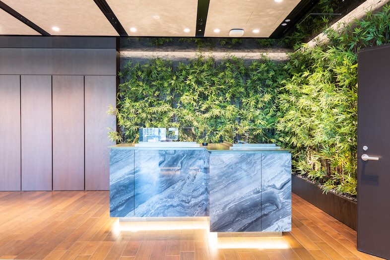 The Executive Centre　JPタワー｜グリーンウォールのある上品な受付