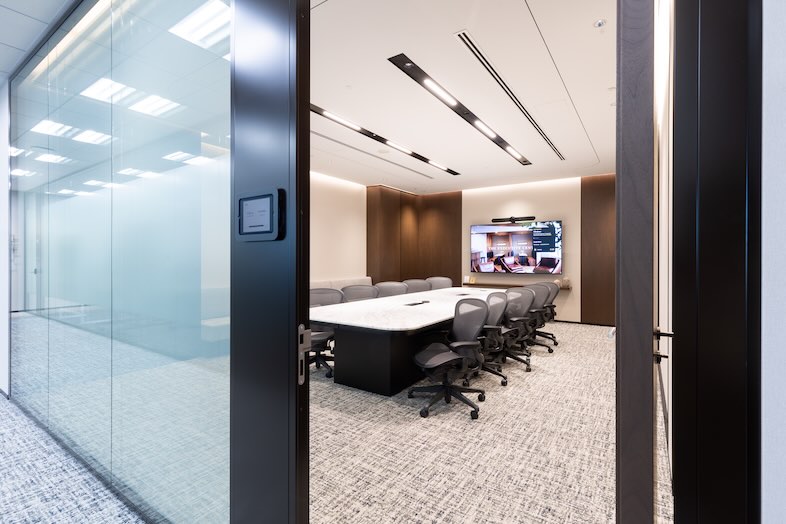 The Executive Centre　JPタワー｜高品質モニターを活用し、プレゼン・戦略会議・企業ドラマのリアルなビジネス描写が可能