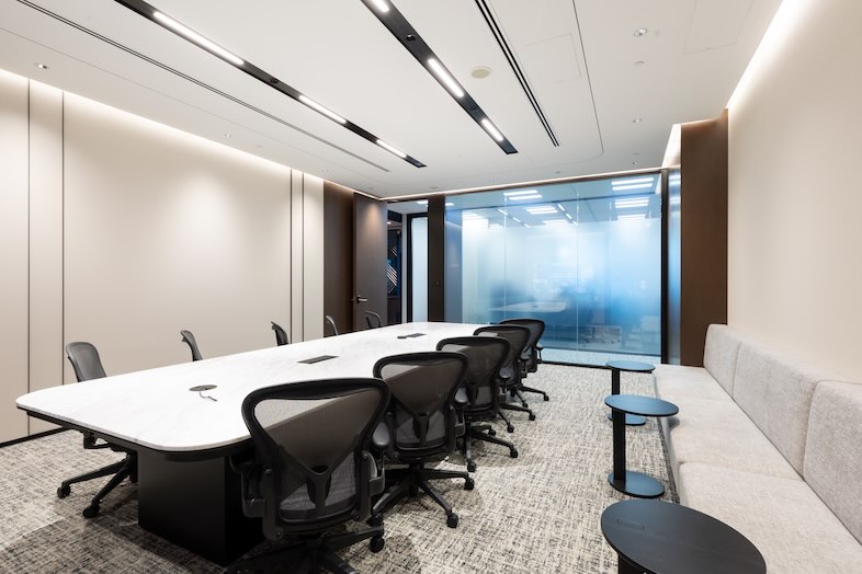 The Executive Centre　JPタワー｜壁付けのソファではインタビューやコーポレート撮影にもぴったり