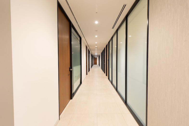 The Executive Centre　目黒アルコタワー｜オフィスへの入室動線を表現できる通路