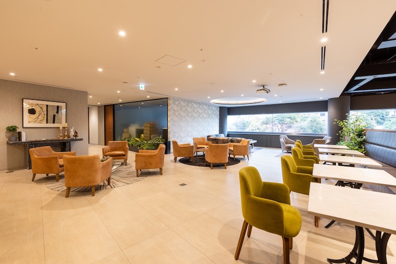 The Executive Centre　目黒アルコタワー｜外光と室内照明のバランスが絶妙なラウンジ全景