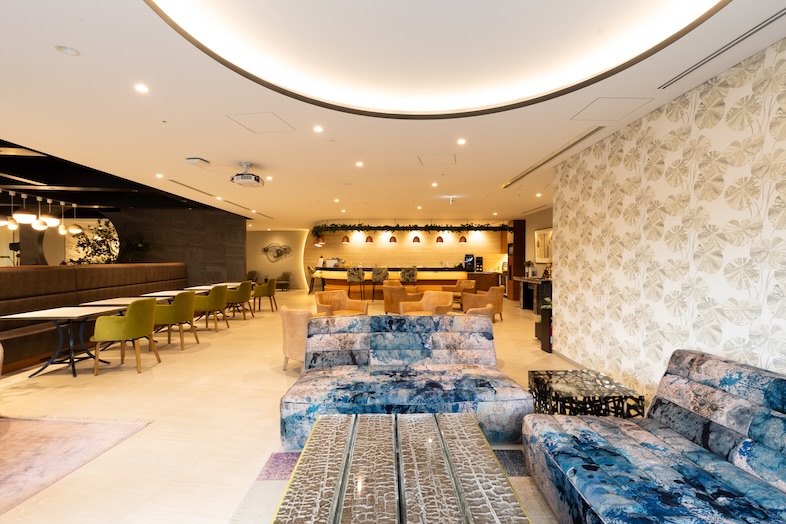 The Executive Centre　目黒アルコタワー｜奥行きを活かした構図は、複数人の会話シーンや雰囲気を伝えるカットに最適