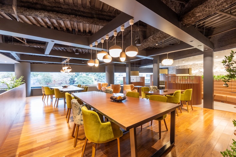 The Executive Centre　目黒アルコタワー｜ウッド中心の空間の中にグリーンが入り、自然を感じるラウンジ