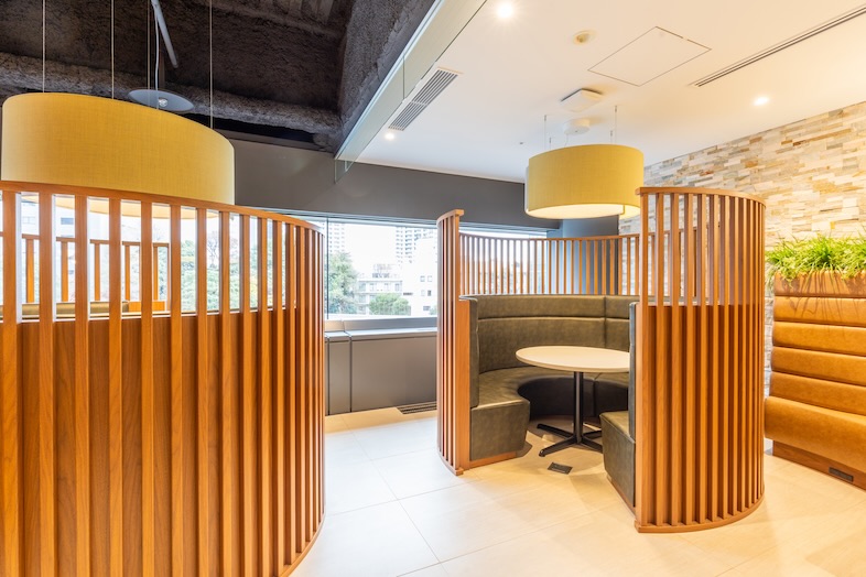 The Executive Centre　目黒アルコタワー｜木製ルーバーで緩やかに区切られたエリア