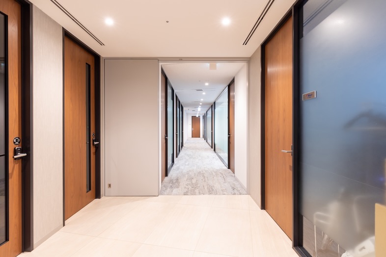 The Executive Centre　目黒アルコタワー｜役員室へ向かうシーン撮影にも使える通路