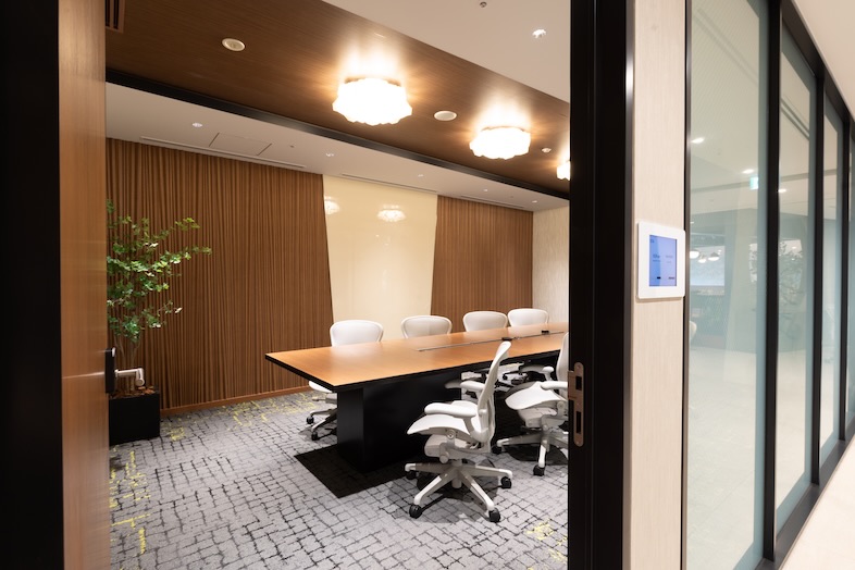 The Executive Centre　目黒アルコタワー｜通路から室内へ入るシーンに最適