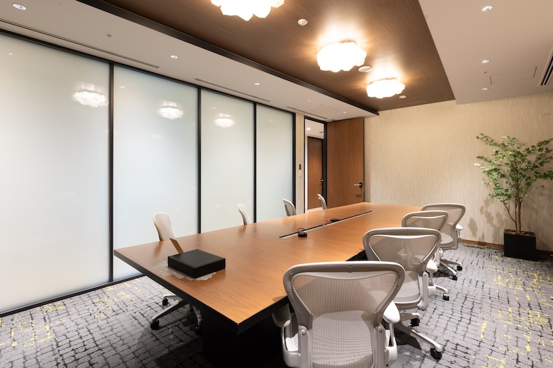 The Executive Centre　目黒アルコタワー｜オフィスから通路にカメラを向け、入退室シーンの撮影にも最適