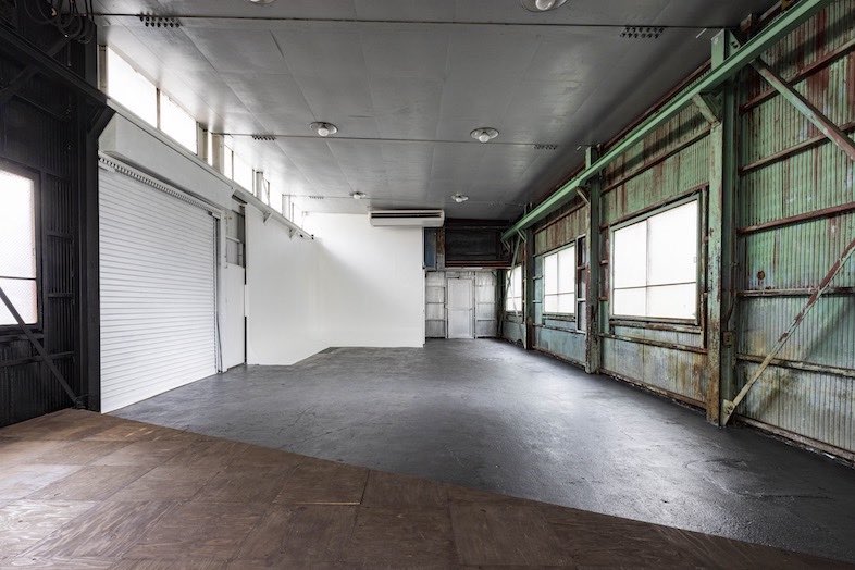 EARTHY BLUE STUDIO｜経年変化した鉄骨と白い壁が同居する空間は一室で複数のテイストを撮り分け可能