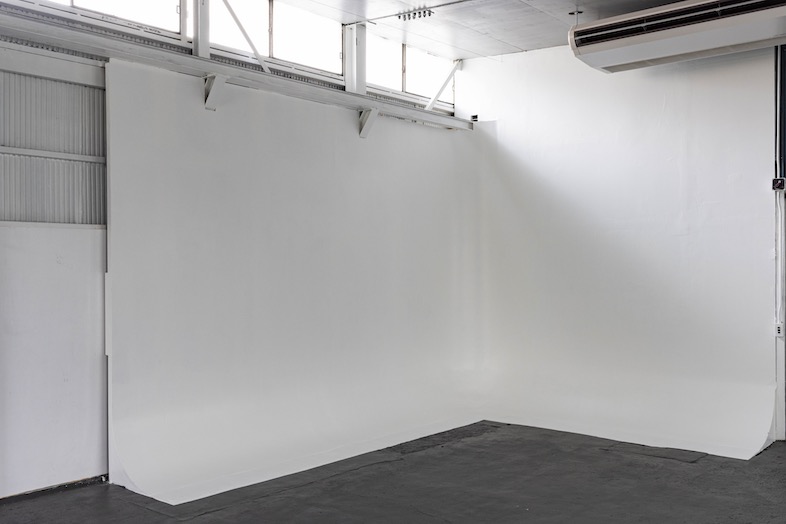 EARTHY BLUE STUDIO｜斜めに光が差し込む白壁のコーナーは影の演出がしやすくアパレル撮影に最適