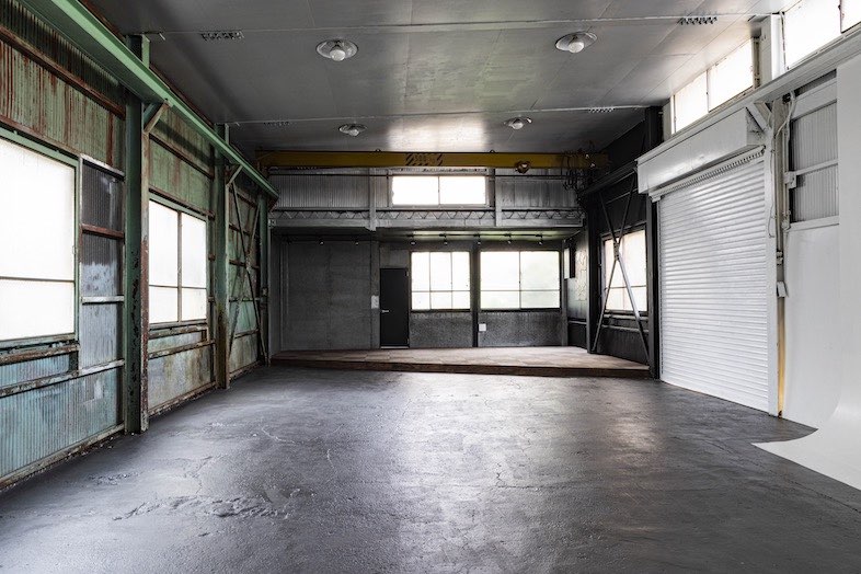 EARTHY BLUE STUDIO｜黄色いクレーンが残る天井高い空間は開放感を活かした全身撮影や動画撮影向き