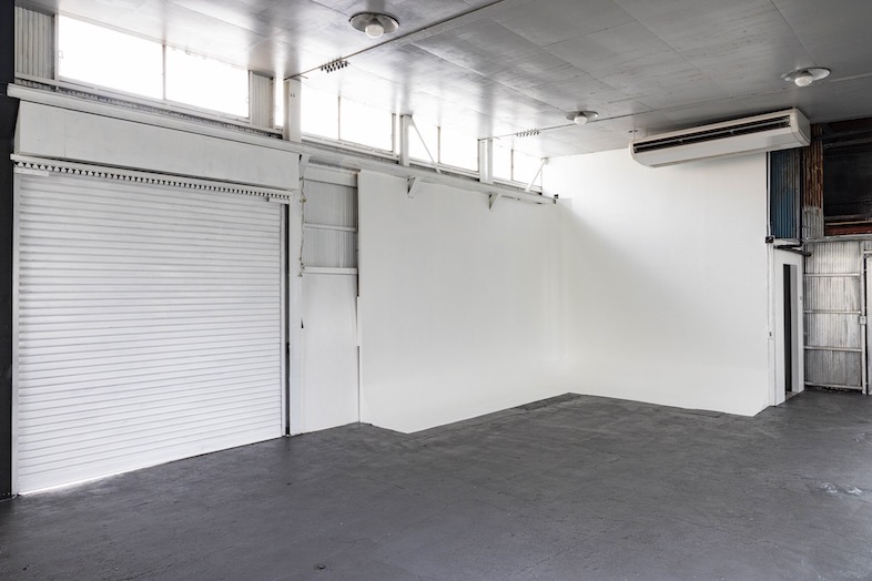 EARTHY BLUE STUDIO｜白い壁面はシャッターからの搬入動線も近く大型商品の撮影に便利