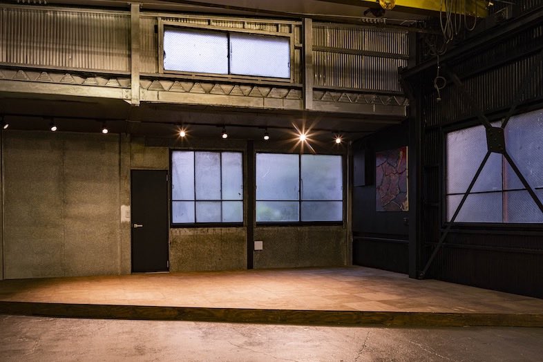 EARTHY BLUE STUDIO｜暖色照明を灯した夜のフロアは倉庫らしさを残しつつムードある演出が可能な一面