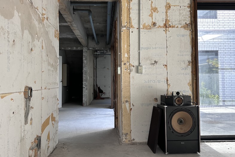 KiN｜【1階】無加工の床と壁は、プロダクトやアート作品の背景にベストマッチ