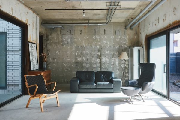 【1階】剥き出しのコンクリートと自然光という無機質な世界観が魅力