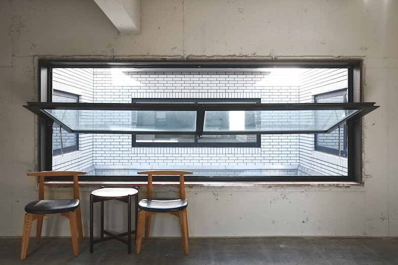 KiN｜【2階】4面の窓は角度が自由に開放し、1階への照明や撮影も可能