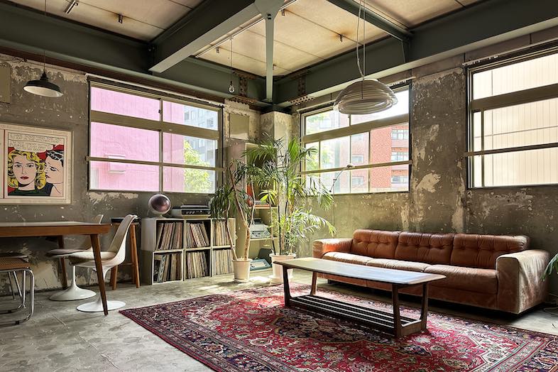 旧海岸第十スタジオ｜二面彩光の窓から、1日を通してやわらかな自然光が差し込みます