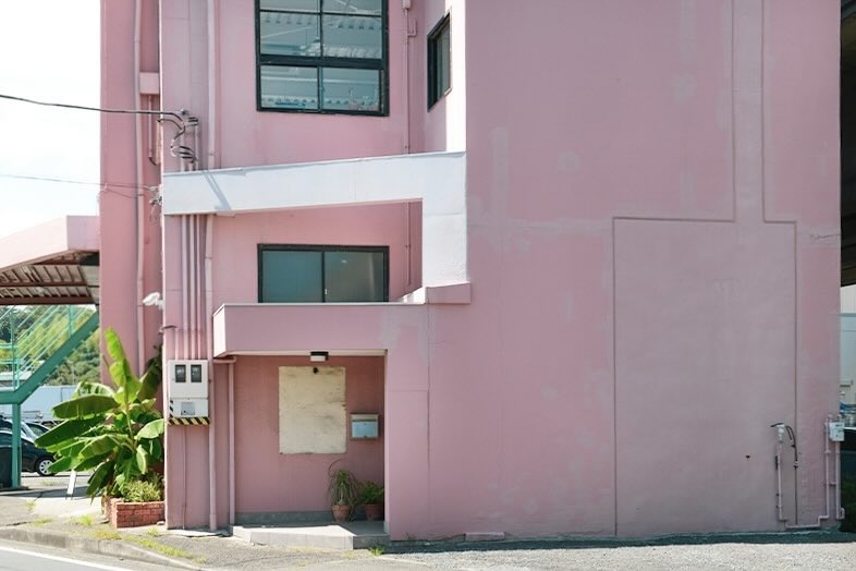 Beatnik Photo Studio︎｜目を引く外観のピンク壁