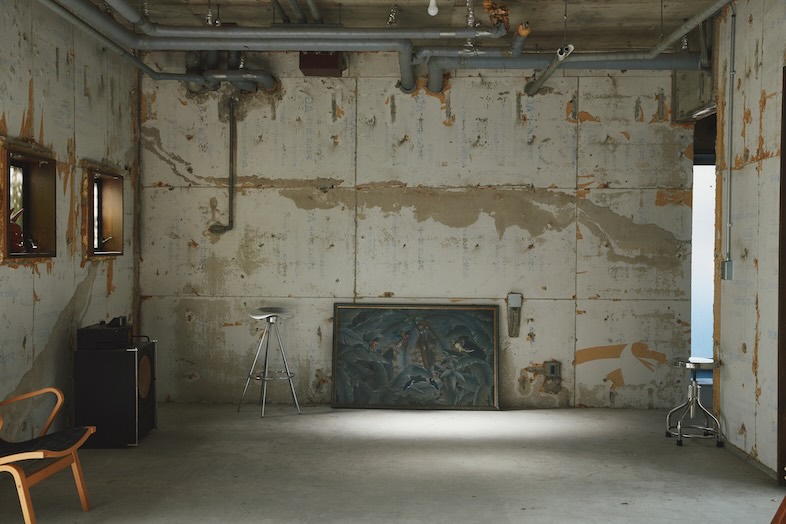 KiN｜【1階】荒廃感と古き建物への郷愁が混ざり合った雰囲気は、展示風の演出や物撮りにもフィット