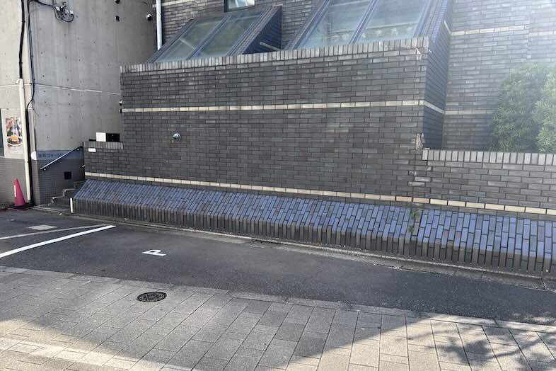 KiN｜【外観】スタジオマンション横に駐車可能