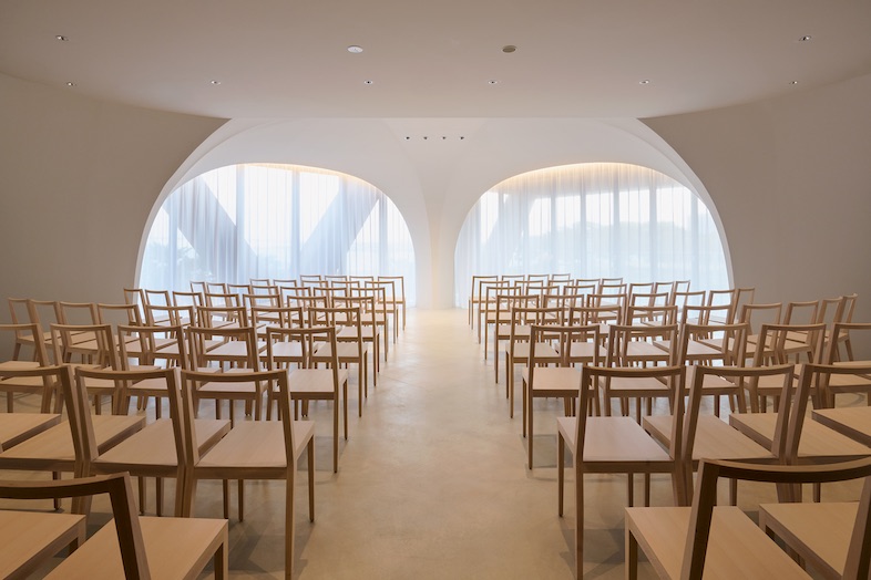 CRAZY GRANDE MAISON｜【2F セレブレーションフロア】カーテンを閉めることで光量調整が可能となり、ドラマチックな撮影演出にも対応できます