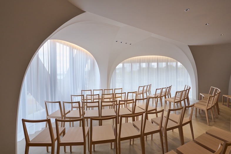 CRAZY GRANDE MAISON｜【2F セレブレーションフロア】白を基調としたミニマル空間には曲線が美しいアール壁がアクセント