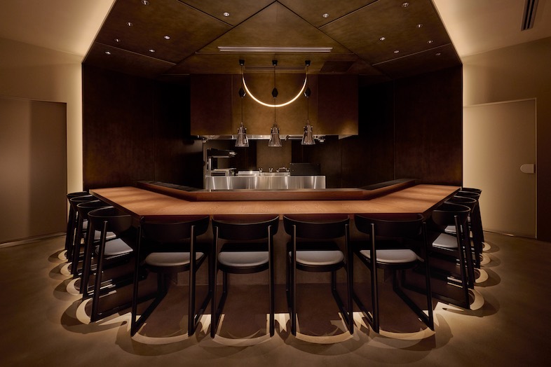 CRAZY GRANDE MAISON｜【レストラン】シックな内装で、洗練された落ち着きのあるカウンター