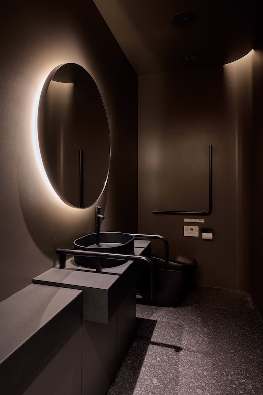 CRAZY GRANDE MAISON｜【レストルーム】落ち着きのあるシックなトイレ