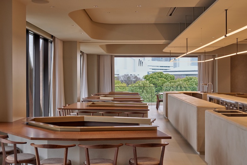 CRAZY GRANDE MAISON｜【3F パーティーフロア】窓抜けに広がる豊かなグリーンを背景に、開放感のある撮影が可能です