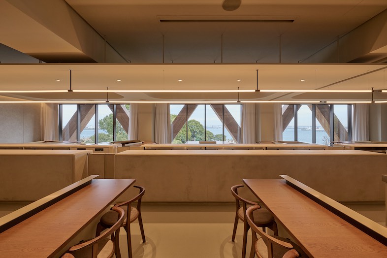 CRAZY GRANDE MAISON｜【3F パーティーフロア】大きな窓からは横浜・みなとみらいエリアの海が一望できます