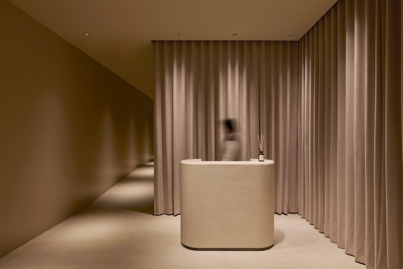 CRAZY GRANDE MAISON｜【3F 受付】高級感溢れるエントランス