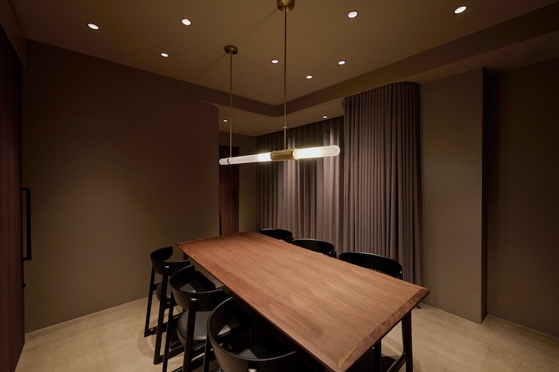 CRAZY GRANDE MAISON｜【ブライズルーム】シックな色で統一されたメークルーム