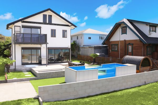 海と緑に囲まれた自然豊かな場所「館山」にある、プール&サウナ付き一軒家スタジオ