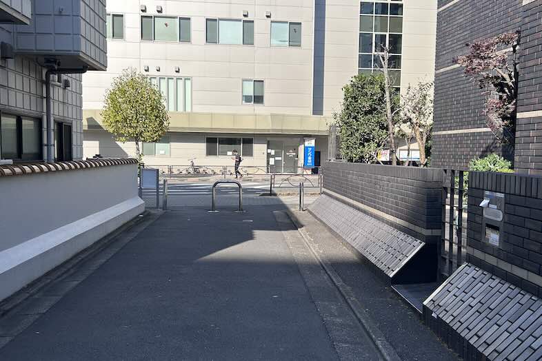 KiN｜【外観】正面入口前の道は、搬入搬出時停車可能