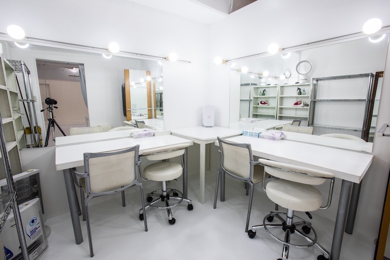 パトローネ ７studio｜メイク台とミラーが並ぶ控室は、キャストの支度やヘアメイクに◎