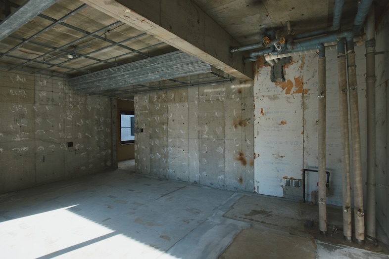 KiN｜【2階】荒廃感のある佇まいは、ひっそりとした雰囲気やどこか不気味な感じを演出したい時に最適