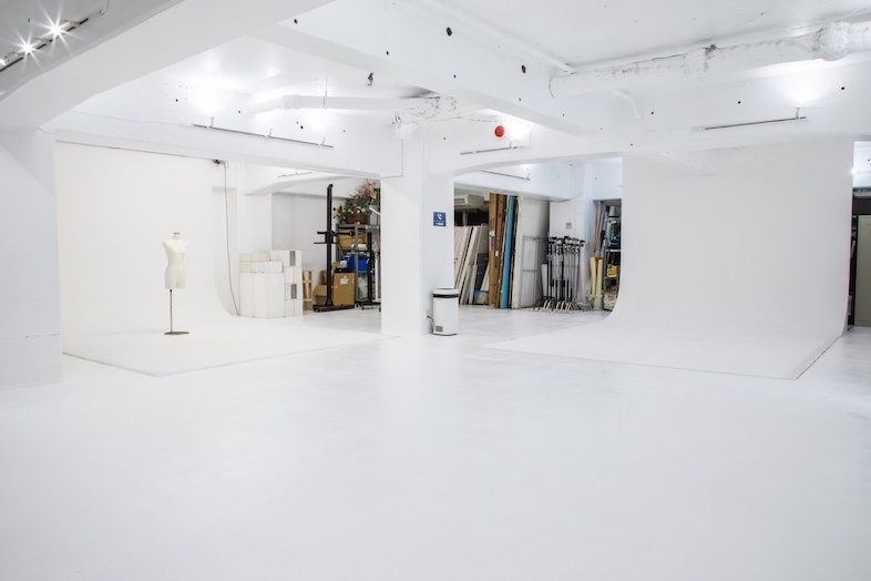 パトローネ ７studio｜2面の白ホリがある260㎡のスタジオ